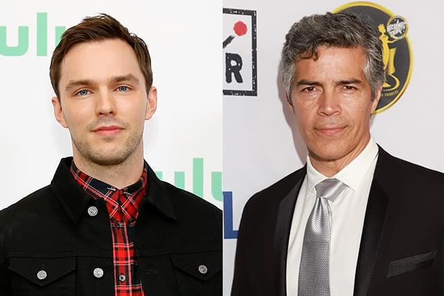 ニコラス・ホルト(左)の代役にイーサイ・モラレス