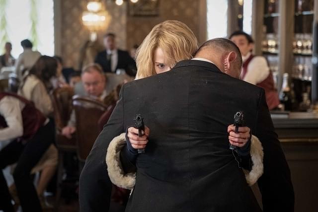 レストランが一瞬で戦場に