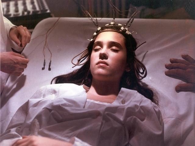 ジェニファー・コネリーが13歳で初のヒロイン役を務めた“美少女ホラー”