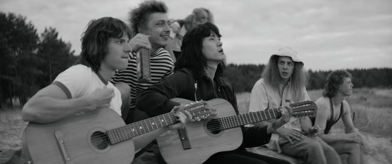 ストーンズ、ドアーズ、ツェッペリン！ ロックに憧れた旧ソ連の若者描く「LETO」予告編