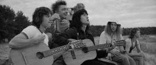 ストーンズ、ドアーズ、ツェッペリン！ ロックに憧れた旧ソ連の若者描く「LETO」予告編