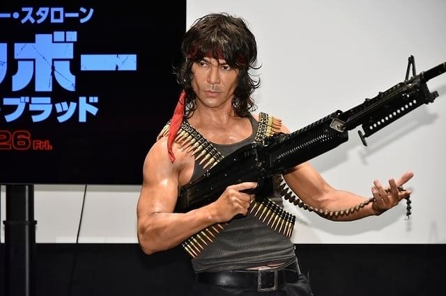 武田真治、ランボー完コピスタイルで登場！ スタローンの筋肉美は「世界最高峰」