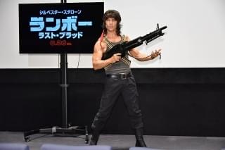 武田真治、ランボー完コピスタイルで登場！ スタローンの筋肉美は「世界最高峰」