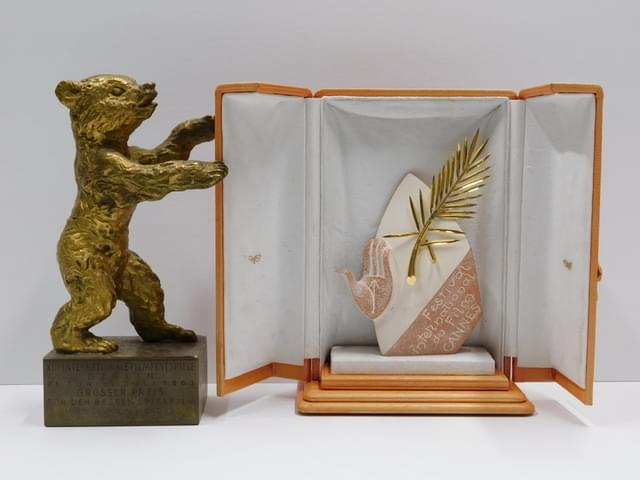 ベルリン映画祭（左）とカンヌ映画祭トロフィー