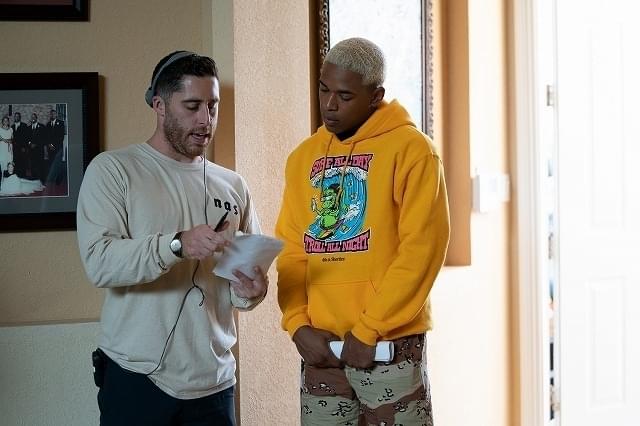 撮影中のトレイ・エドワード・シュルツ監督（左）