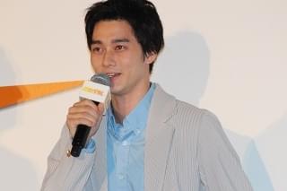 永瀬廉が秋葉原に“チャリで来た”！伊藤健太郎＆坂東龍汰と一緒に「恋みくじ、引きました」