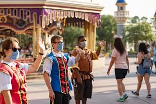 米フロリダのディズニー・ワールド営業再開で批判殺到