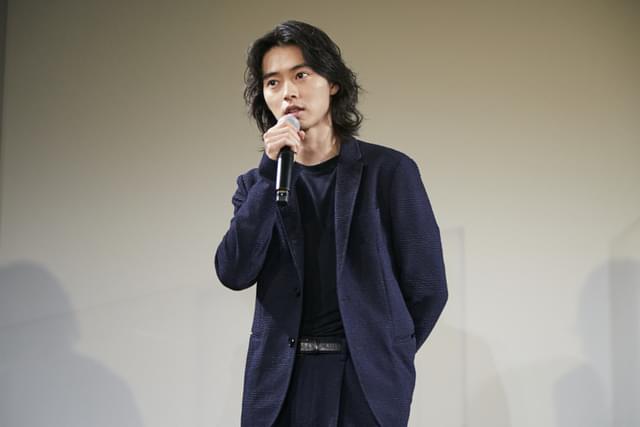 舞台挨拶に立った山崎賢人