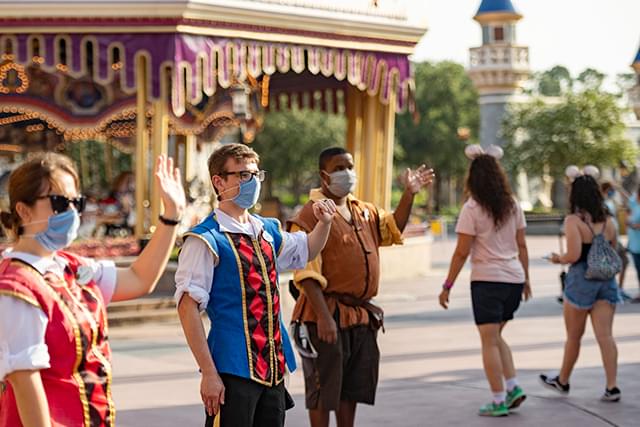 米ディズニー・ワールド、歩きながらの飲食禁止に