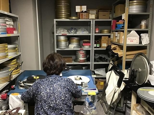 フィルム検査室で作業をする根本道子さん