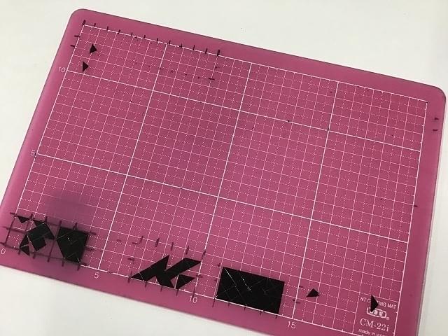 根本道子さん手製のノイズレス用テープ。黒いテープを三角にカットしている