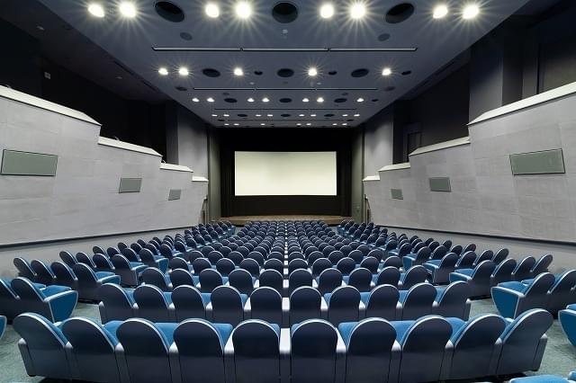 カーペットと椅子を張り替えた長瀬記念ホールOZU