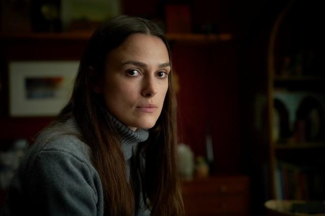 イラク戦争を止めようとした女性の信念 「オフィシャル・シークレット」本編映像