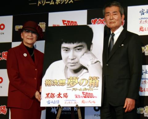 石原裕次郎さん亡き後、石原プロの顔として活躍した渡哲也さん（右）と石原まき子さん（2013年撮影）