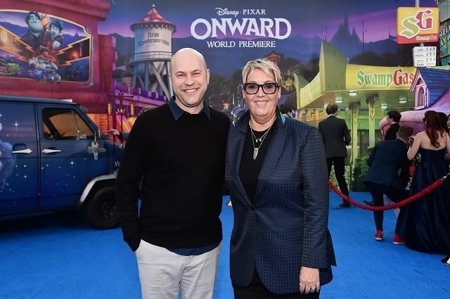 (左から)ダン・スキャンロン監督、プロデューサーのコーリー・レイ