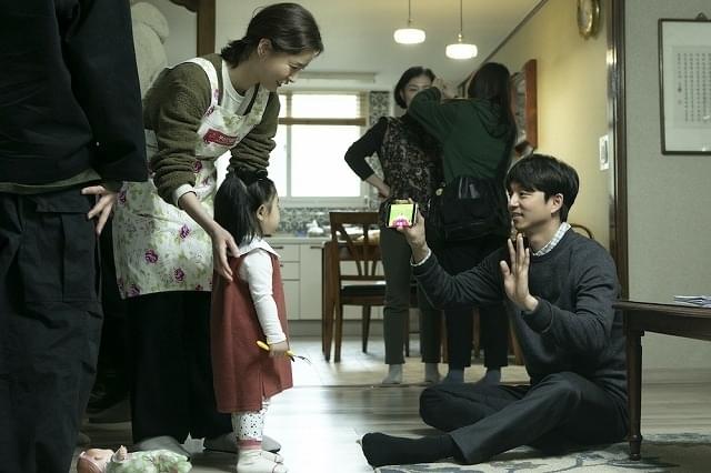 撮影の空き時間を楽しむチョン・ユミ&コン・ユ