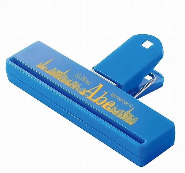 9月4日に発売されるムビチケカードの特典は、マルチクリップ