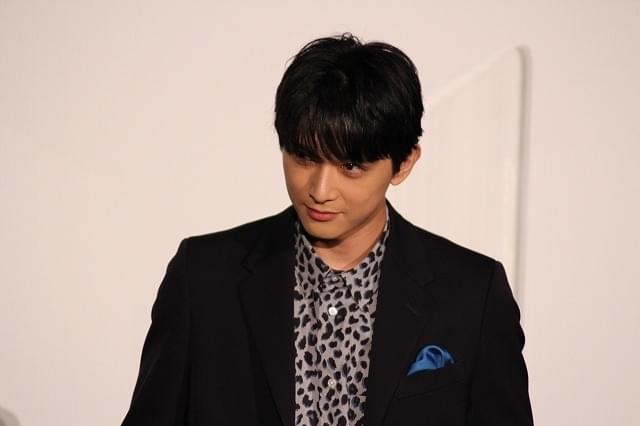 岡山天音を緊張させた“目力”を披露する吉沢亮