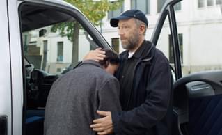 V・カッセルが、自閉症児に愛ある指導 「最強のふたり」監督新作「スペシャルズ！」本編映像