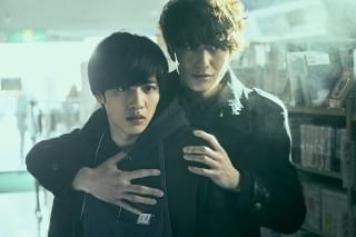 岡田将生×志尊淳「さんかく窓の外側は夜」新型コロナ感染拡大の影響で公開延期