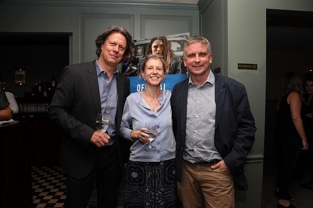 (左から)ギャビン・フッド監督、キャサリン・ガン、マーティン・ブライト