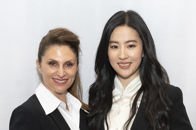 ニキ・カーロ監督と主演のリウ・イーフェイ