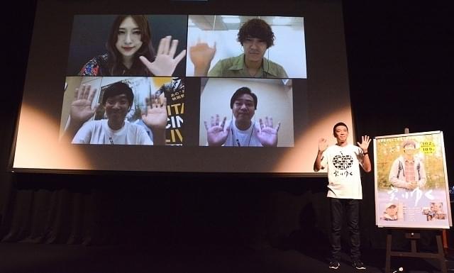 舞台挨拶に登壇した八木監督、リモート出演したまんじゅう大帝国とGLIM SPANKY