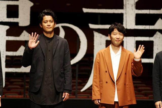 会見に臨んだ小栗旬と星野源