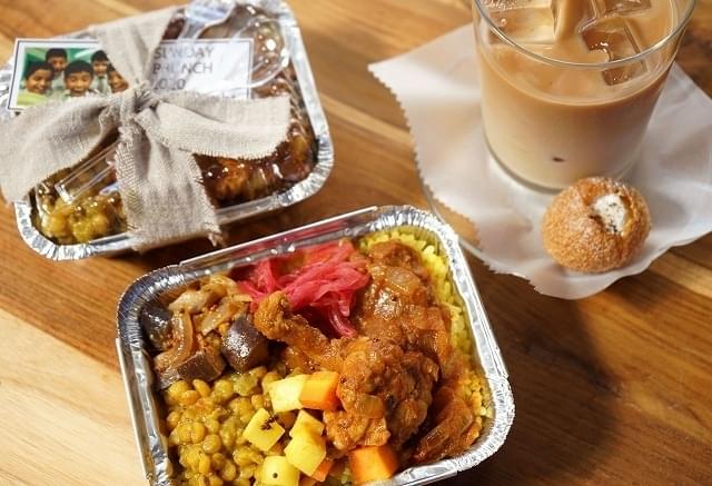 イベント限定メニュー「スタンリーのカレー弁当」とチャイ、定番おやつ・パニプリを提供