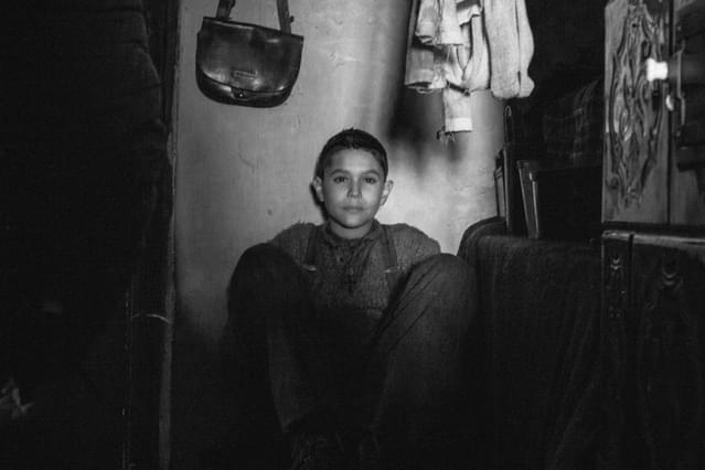 人間の残虐性をモノクロームで描き出す