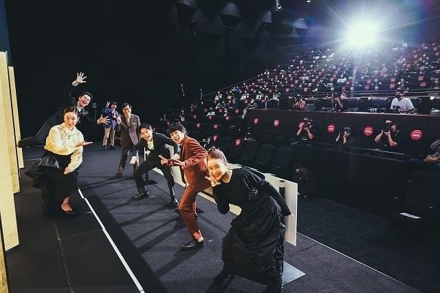 キャスト陣が揃って記念撮影