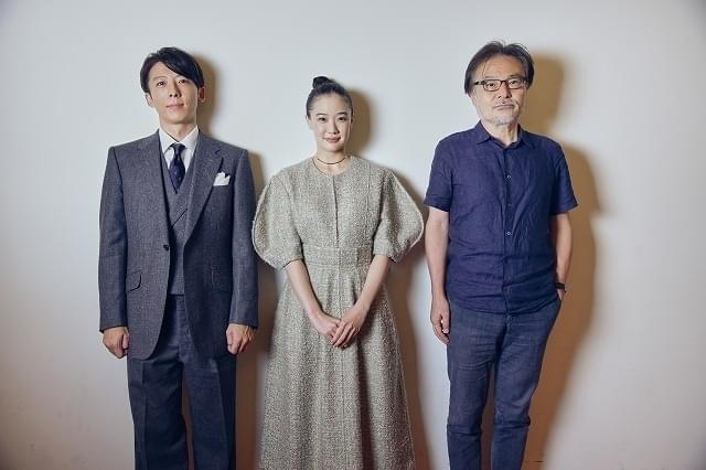 インタビューに応じた黒沢清監督(右)、蒼井優(中央)、高橋一生(左)