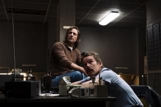 マーク・ストロング「常に共演者が好きになる」 イーサン・ホークとの共演作を語る