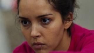 イスラム過激派が強いる黒いベールに抵抗 ファッションへの情熱を映した「パピチャ」本編映像