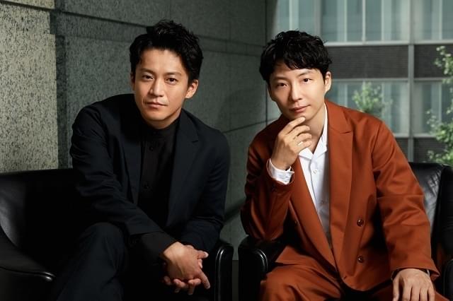 取材に応じた小栗旬(左)と星野源