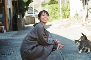 吉岡里帆が犬と戯れる！「泣く子はいねぇが」キュートなオフショット公開