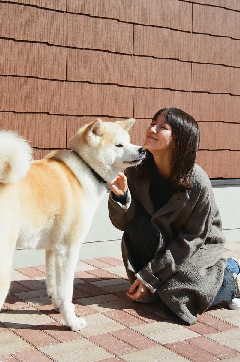 吉岡里帆が犬と戯れる！「泣く子はいねぇが」キュートなオフショット公開