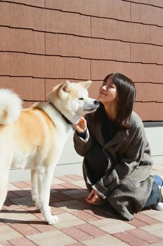 吉岡里帆が犬と戯れる！「泣く子はいねぇが」キュートなオフショット公開