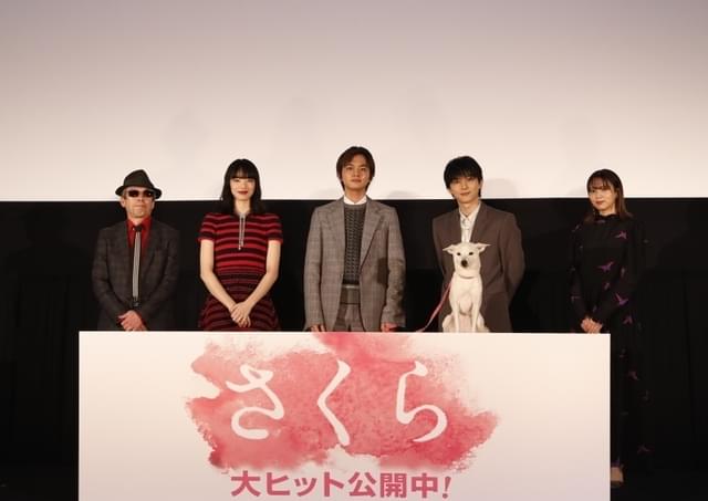 舞台挨拶に立った北村匠海、小松菜奈、吉沢亮ら