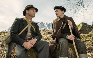 村人に外出禁止令も…リアリティを追求した「アーニャは、きっと来る」監督＆原作者のコメント映像