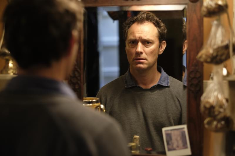 狂気の島でトラウマと向き合う…「サード・デイ」主演ジュード・ロウらインタビュー映像公開