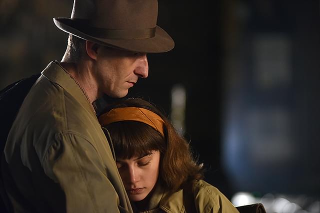 16歳の少女と42歳の医者に“秘めた愛”が芽生える 「この世界に残されて」本編映像