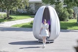 未来からやってきた謎の女性の正体は… 「ビルとテッド」新作の本編映像