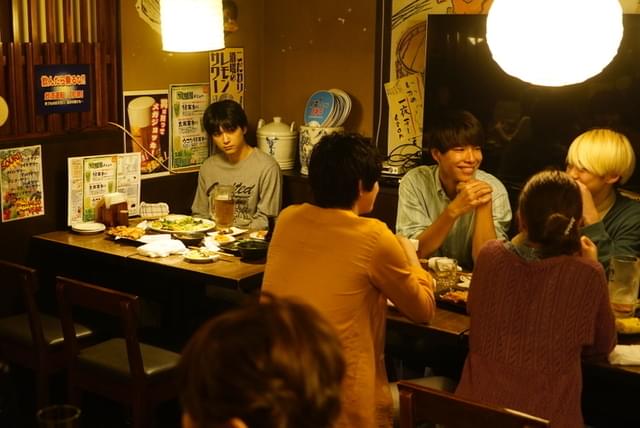 周囲となじめずポツーン……