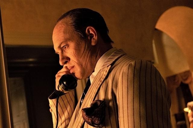 トム・ハーディ、“伝説のギャング”アル・カポネを熱演 狂気に駆られ、銃を乱射…予告完成