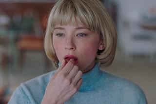 【「Swallow スワロウ」評論】ただならぬスリルとエロスを湛え、異物を“飲み込む”ヒロインが物語るものとは？