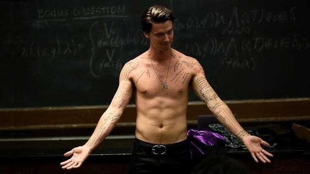 シャツのボタンをゆっくり外すと……上半身に数式!? 「ダニエル」“禁断のカンニング”映像入手