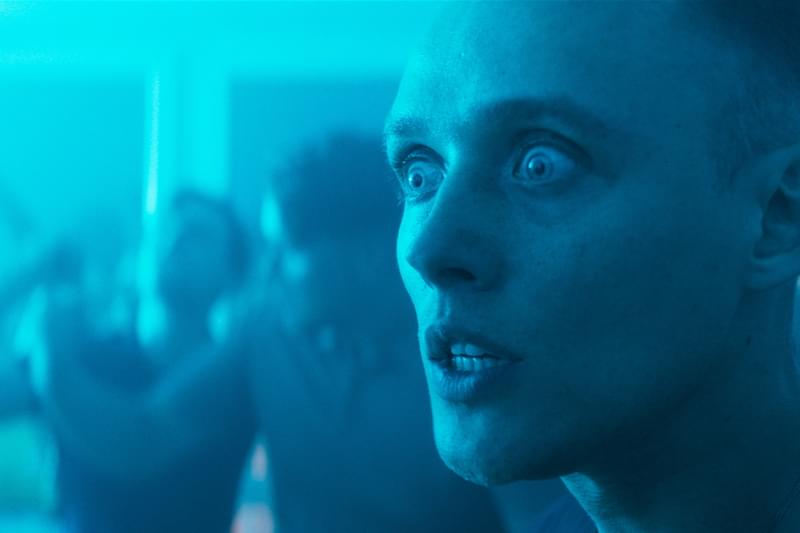 過去を偽り聖職者となった男 R18＋の過激作「聖なる犯罪者」場面写真