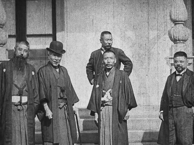 南極探検隊後援会長の大隈重信と後援会常任幹事の村上俊蔵(右端の人物)