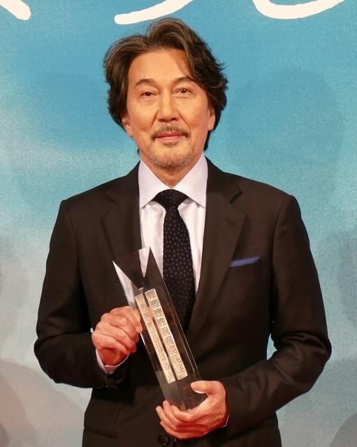 役所広司、初タッグの西川美和監督に感謝の意 トロフィー手に「すべて監督のおかげです」